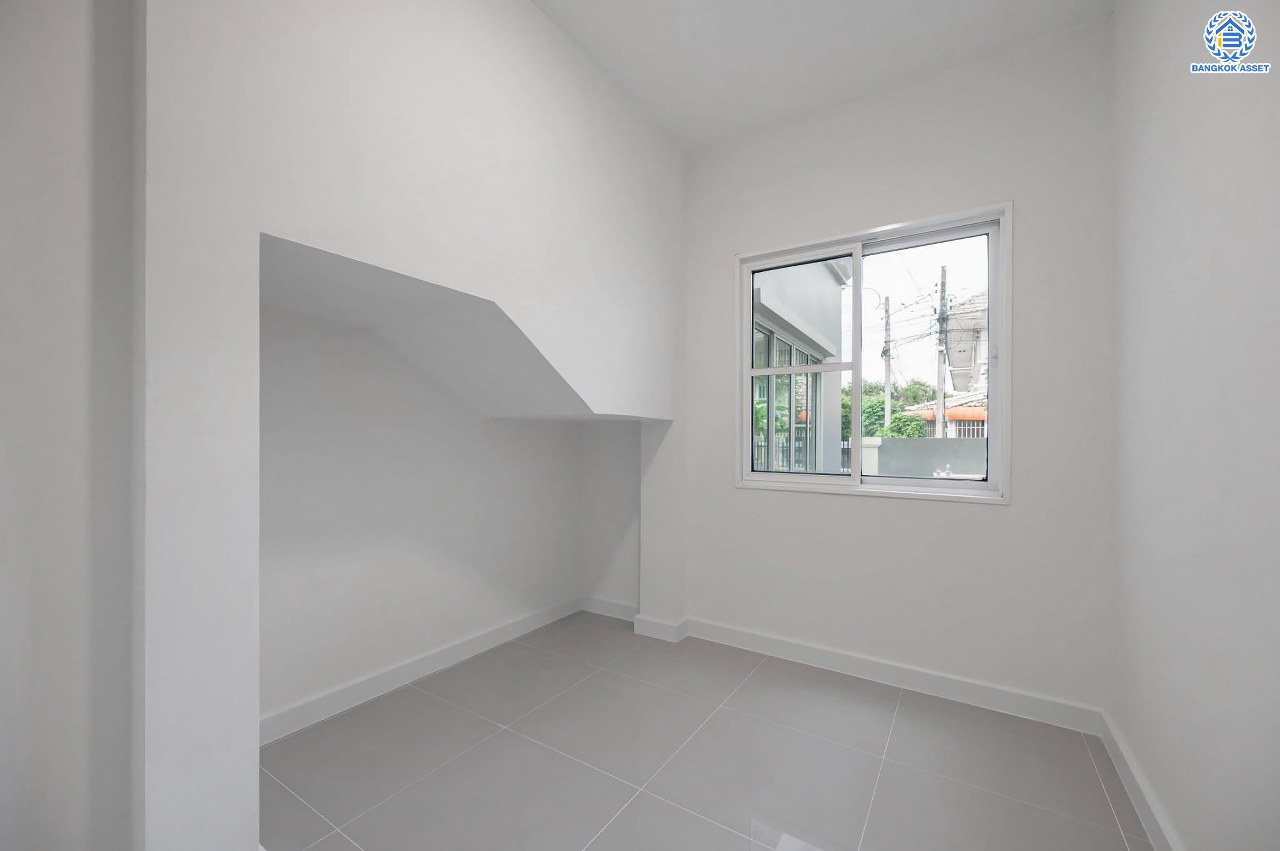 บ้านมือสองตกแต่งใหม่ โครงการ อรุณวดี พระราม5-รัตนาธิเบศร์ หลังมุม เนื้อที่ 50.4 ตร.ว. ฟังก์ชัน 3 ห้องนอน 2 ห้องน้ำ 1 ห้องอเนกประสงค์ จอดรถได้ 1 คัน บนทำเลทำเลศักยภาพ ติดถนนราชพฤกษ์ เชื่อมต่อทุกการเดินทาง ใกล้รถไฟฟ้าสายสีม่วง "สถานีบางรักใหญ่" และจุดขึ้นทางด่วน "ศรีรัช"